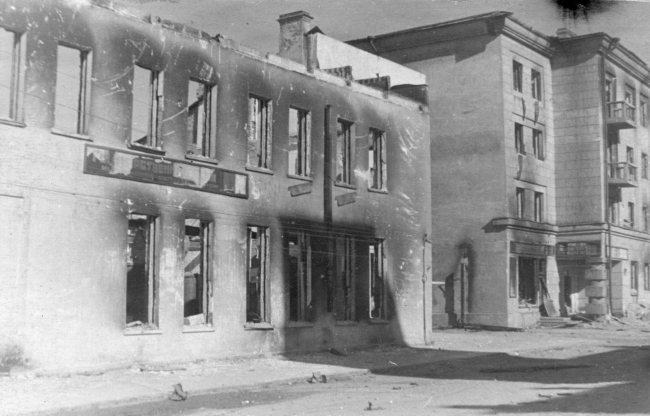 Разрушенное здание Мурманской областной конторы Госбанка ССС. Июнь 1942 года