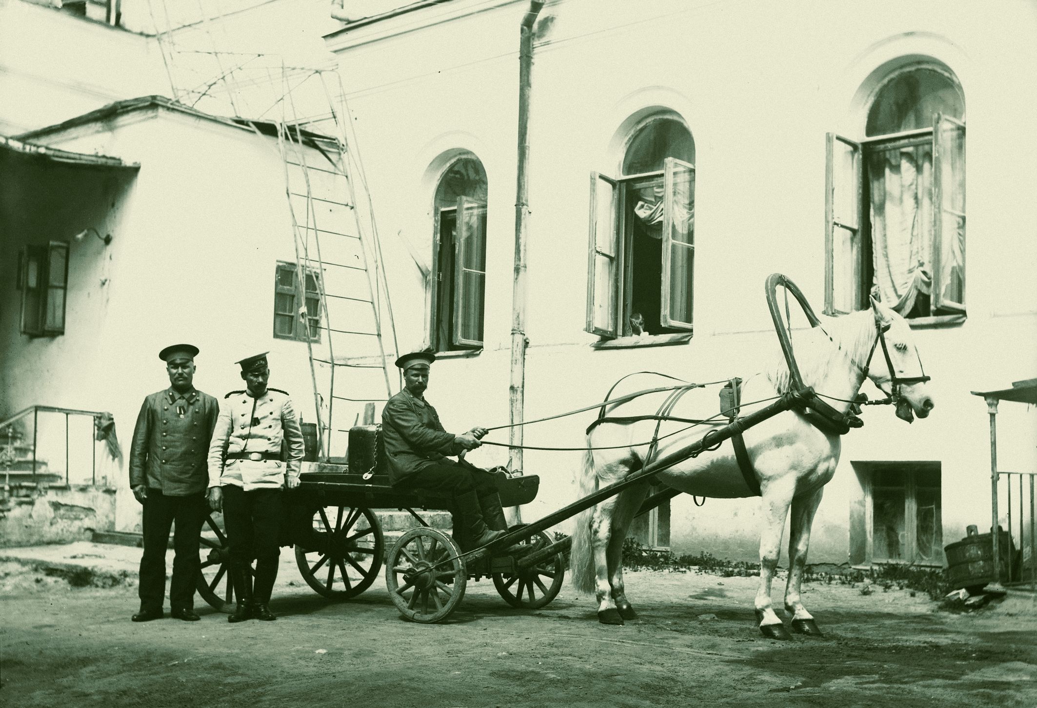 Здание Государственного банка со двора, перевозка денег 