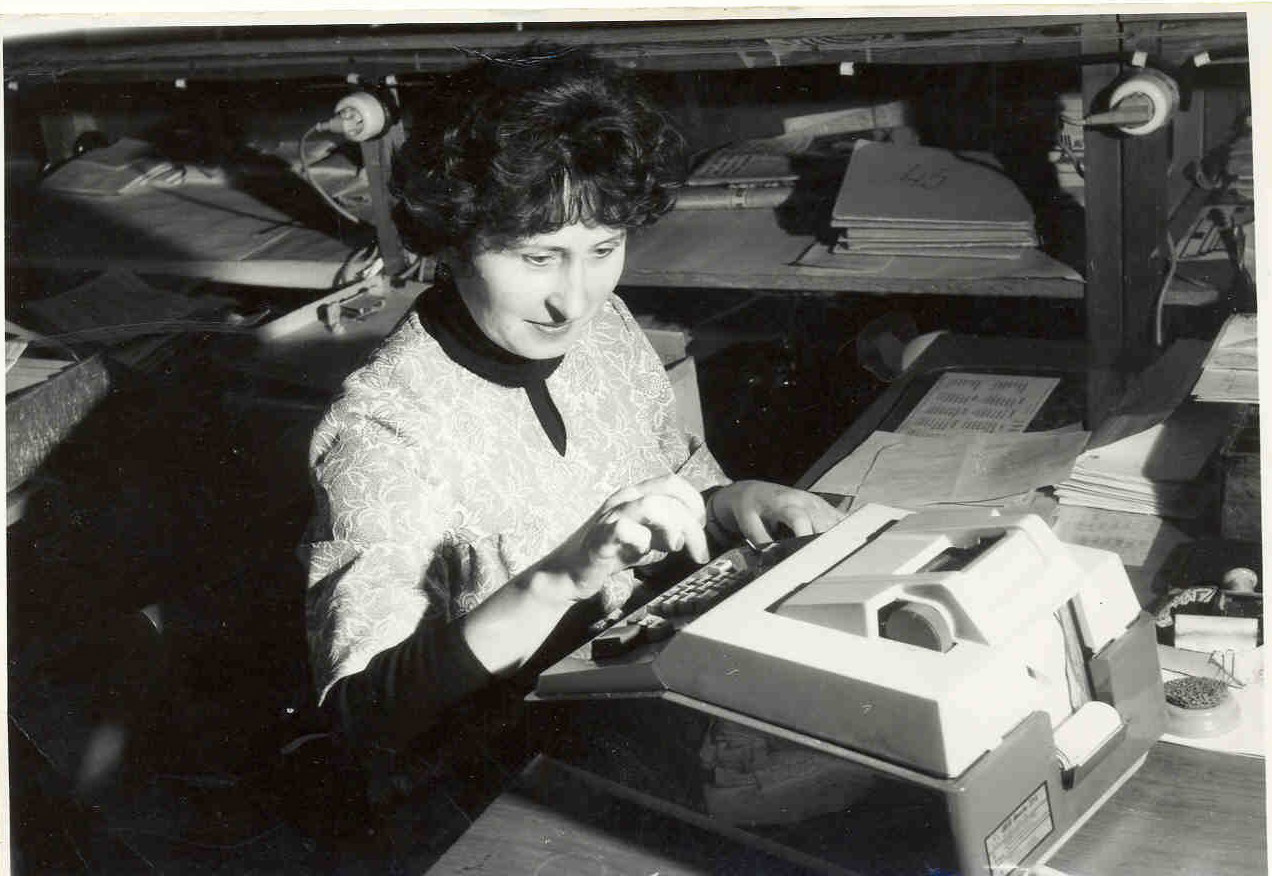Сотрудник Камчатской областной конторы Госбанка СССР Валентина Шевкунова работает на бухгалтерском автомате «Аскота», 70-е годы ХХ века