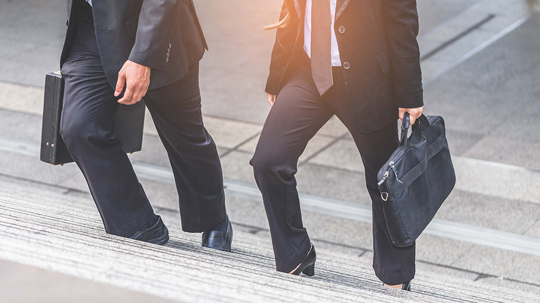 Средняя предлагаемая в РФ зарплата выросла на 14% за год. костюм